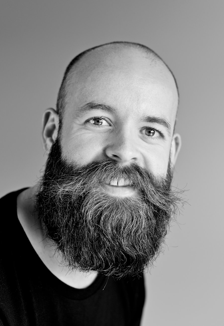 Cliente sorrindo, retrato em preto e branco (foto ilustrativa)