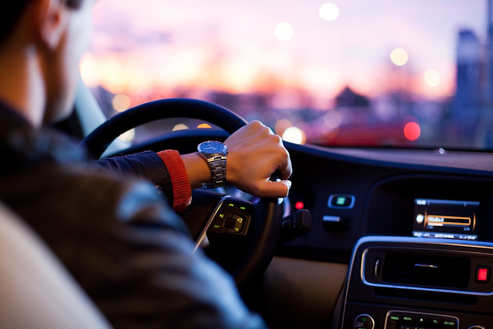 Motorista ao volante no fim de tarde, tranquilo no trânsito